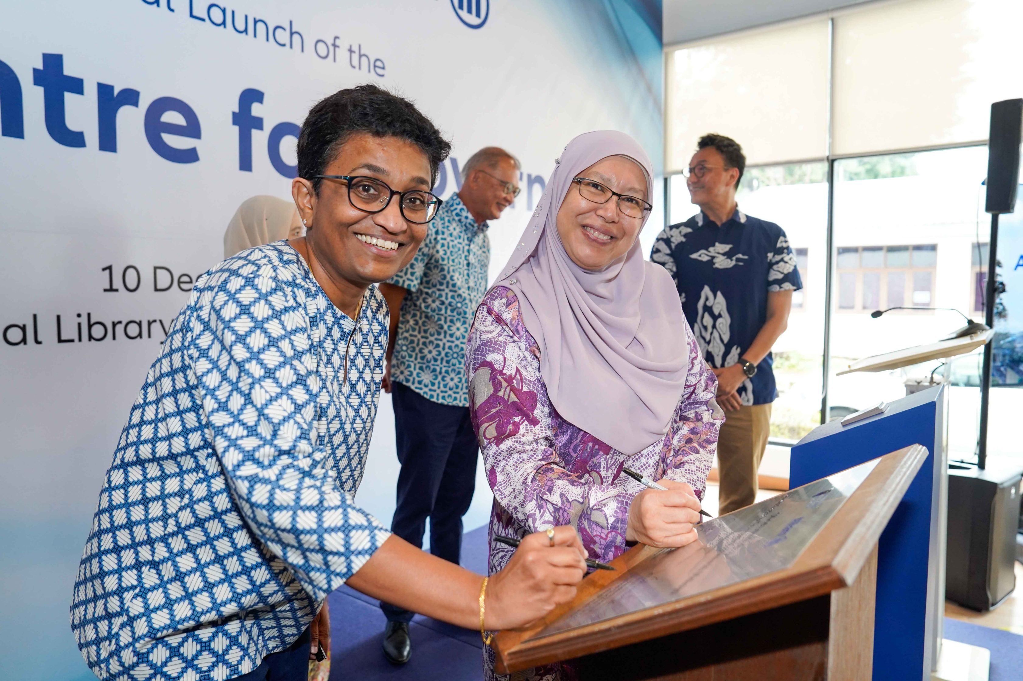 Anusha Thavarajah, Regional Chief Executive Officer, Allianz Asia Pacific signing the plaque together with Professor Dr. Yatimah Alias, Deputy Vice-Chancellor (Academic & International), Universiti Malaya (UM) at the launch today.